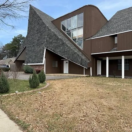 Stylish Remodeled 23 Large Beds Near Elvis Presley Vila